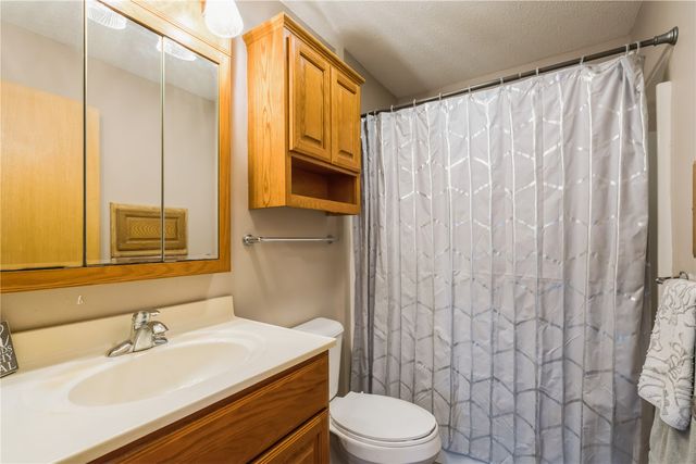 716 9th St, Cedar Rapids, IA 52404