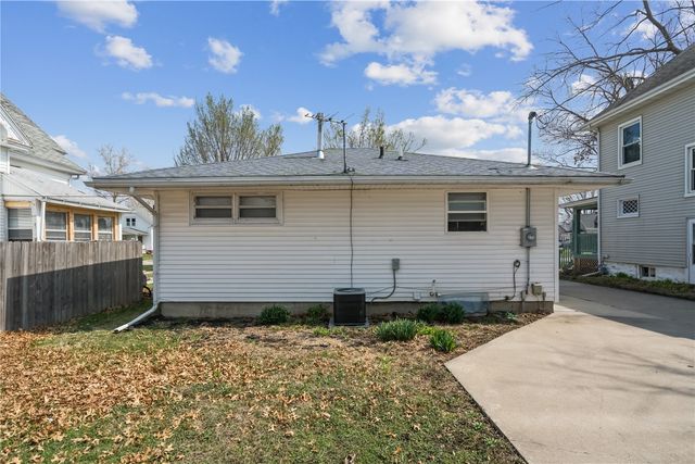 716 9th St, Cedar Rapids, IA 52404