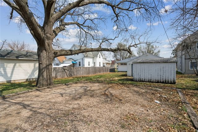 716 9th St, Cedar Rapids, IA 52404