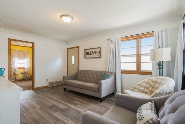 716 9th St, Cedar Rapids, IA 52404