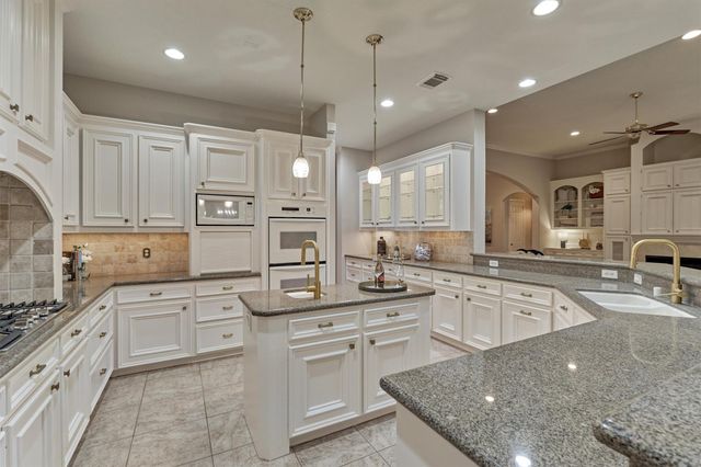 87 W Shore Drive, Montgomery, TX 77356