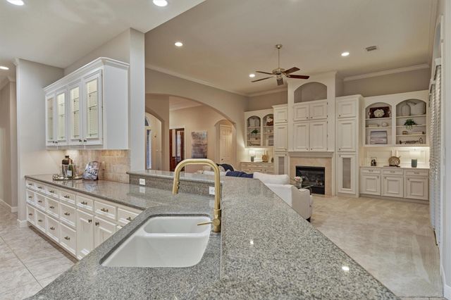 87 W Shore Drive, Montgomery, TX 77356