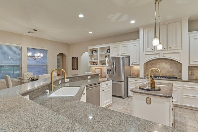 87 W Shore Drive, Montgomery, TX 77356