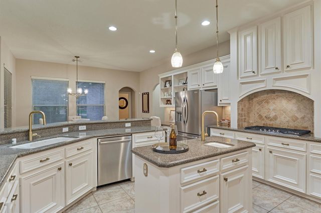 87 W Shore Drive, Montgomery, TX 77356