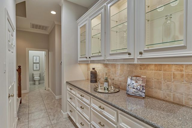 87 W Shore Drive, Montgomery, TX 77356