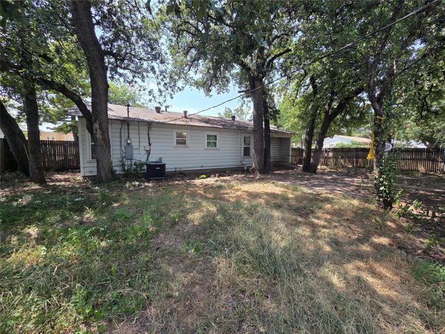 558 Harrison Lane, Hurst, TX 76053