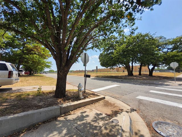 558 Harrison Lane, Hurst, TX 76053