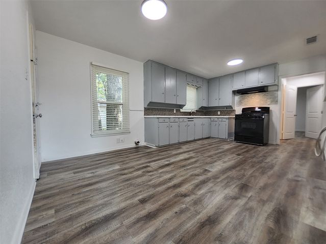 558 Harrison Lane, Hurst, TX 76053