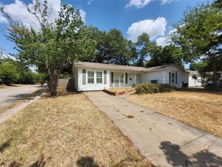 558 Harrison Lane, Hurst, TX 76053