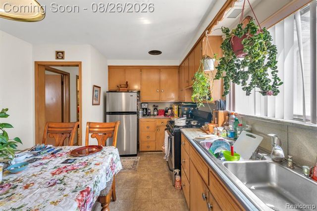 5937 Orchard Avenue, Dearborn, MI 48126