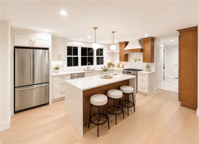 61 Applegate Road, Cranston, RI 02920