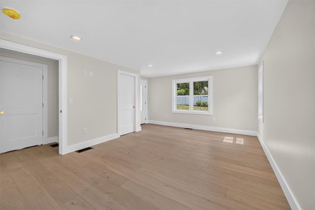 61 Applegate Road, Cranston, RI 02920