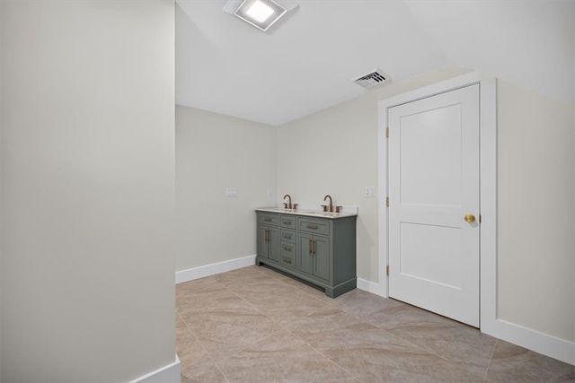 61 Applegate Road, Cranston, RI 02920