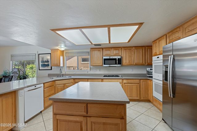 1821 W Desert Highlands Drive, Tucson, AZ 85737