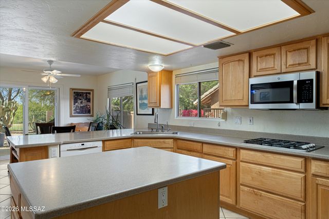 1821 W Desert Highlands Drive, Tucson, AZ 85737