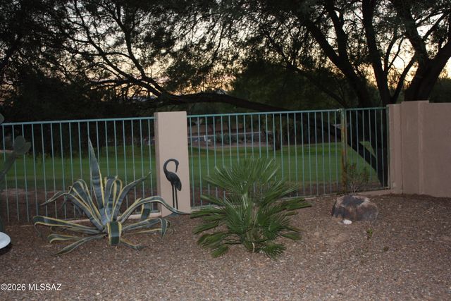 1821 W Desert Highlands Drive, Tucson, AZ 85737