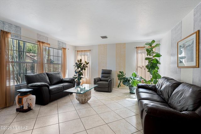 1821 W Desert Highlands Drive, Tucson, AZ 85737