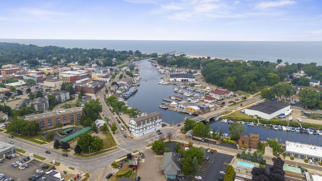 532 Dyckman Avenue 17, South Haven, MI 49090