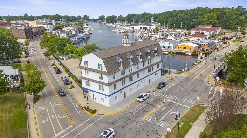 532 Dyckman Avenue 17, South Haven, MI 49090