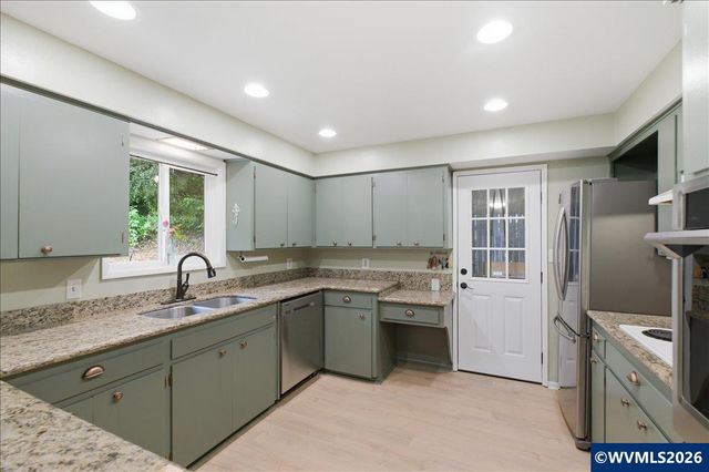671 Cascade Dr NW, Salem, OR 97304