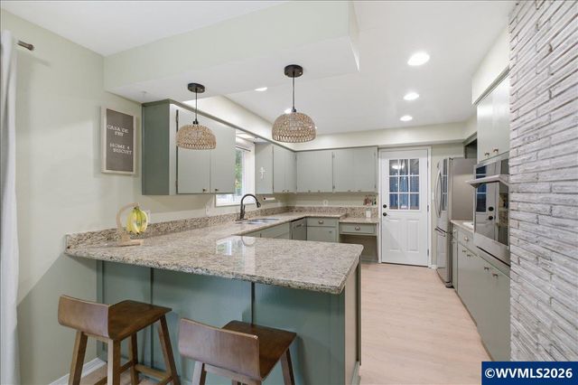 671 Cascade Dr NW, Salem, OR 97304