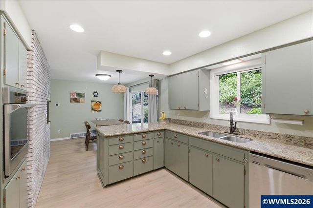 671 Cascade Dr NW, Salem, OR 97304