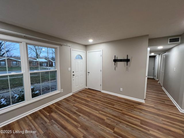 6802 Reelfoot Lake Ct, Louisville, KY 40291