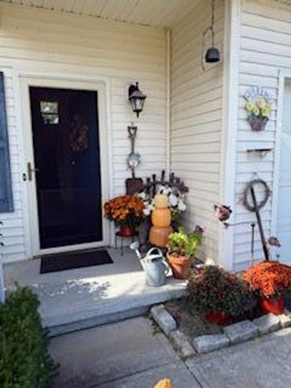 38 Diane Court, Cohoes, NY 12047