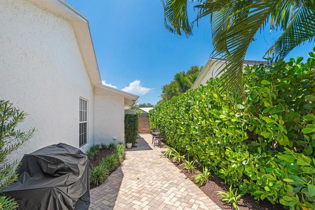 1401 Hummingbird Drive, Delray Beach, FL 33444