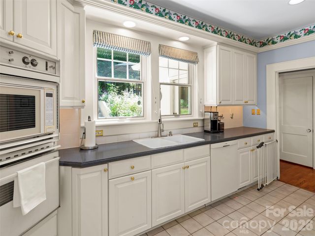 19 Blackwood Road, Asheville, NC 28804