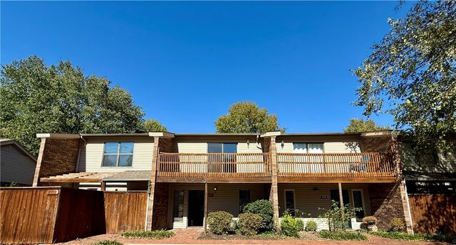 2534 Sweetbriar Drive, Fayetteville, AR 72703