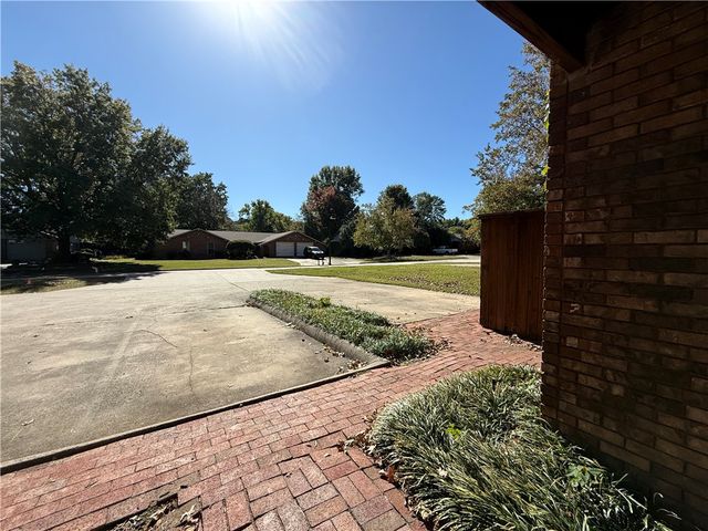 2534 Sweetbriar Drive, Fayetteville, AR 72703