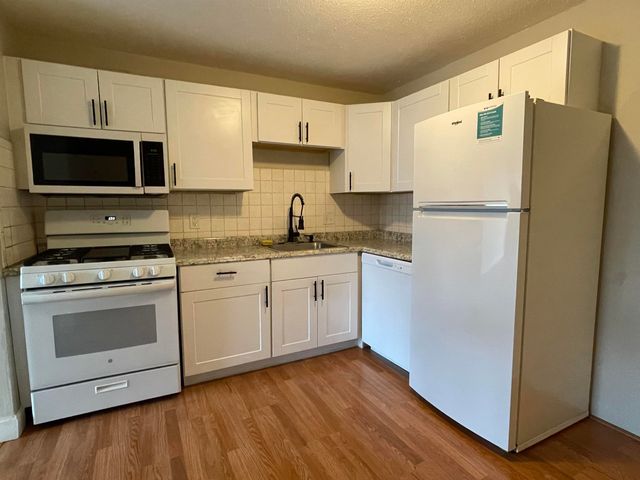 124 Mammoth Rd Apt 21, Hooksett, NH 03106