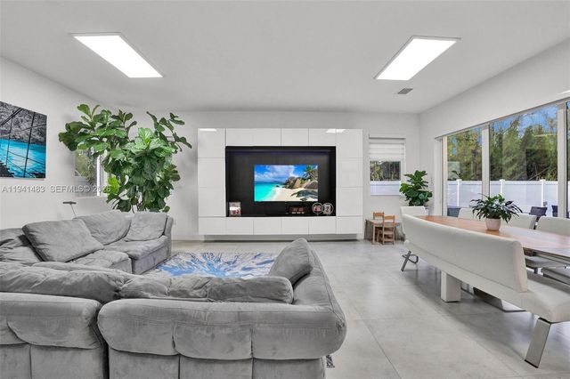 10055 NW 77th St, Doral, FL 33178