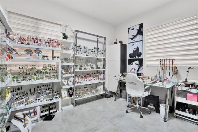 10055 NW 77th St, Doral, FL 33178