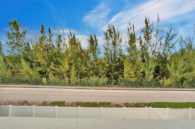 10055 NW 77th St, Doral, FL 33178