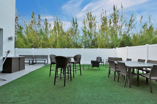 10055 NW 77th St, Doral, FL 33178