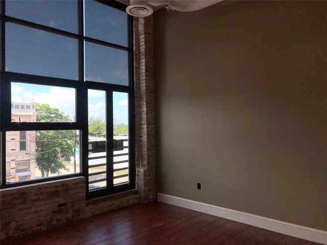 110 W 2nd ST Loft B, Taylor, TX 76574