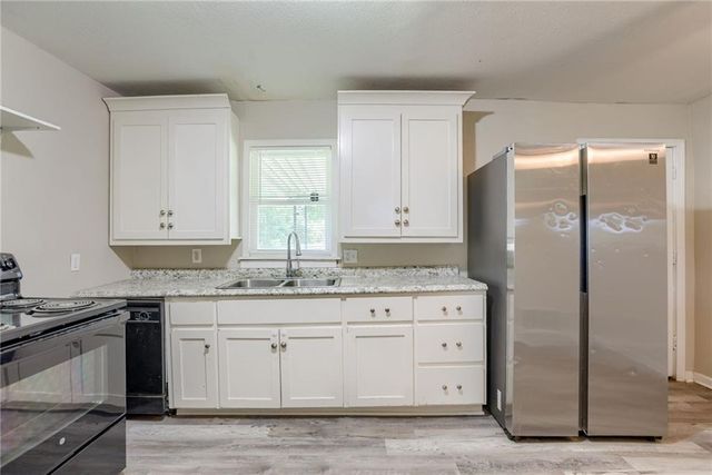 18802 S Lakeside Lane, Belton, MO 64012