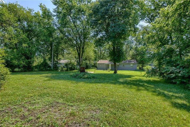 18802 S Lakeside Lane, Belton, MO 64012