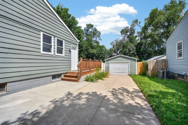 414 Hartford Avenue, Des Moines, IA 50315