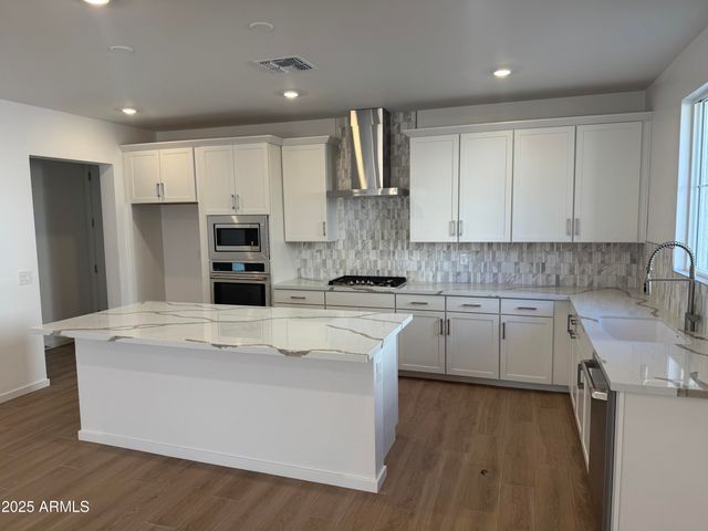 2452 W MAXIMO Way, Phoenix, AZ 85085