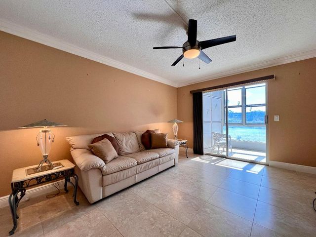 110 Greenbrier B, West Palm Beach, FL 33417