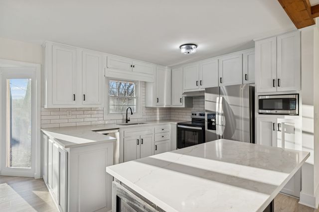 1305 Ellington Dr, Lafayette, TN 37083