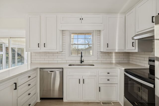 1305 Ellington Dr, Lafayette, TN 37083