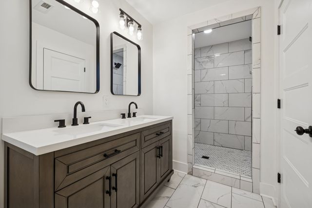 1305 Ellington Dr, Lafayette, TN 37083