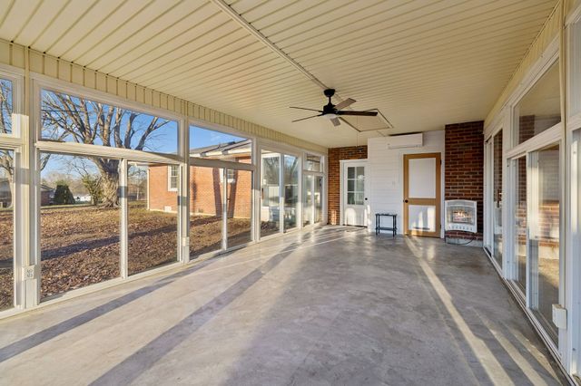 1305 Ellington Dr, Lafayette, TN 37083