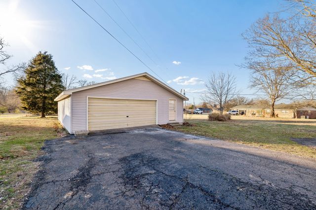 1305 Ellington Dr, Lafayette, TN 37083