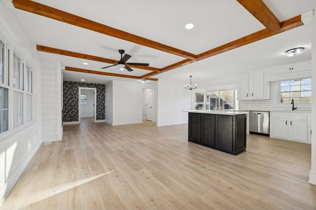 1305 Ellington Dr, Lafayette, TN 37083