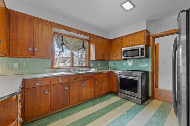 439 Lowell St, Andover, MA 01810